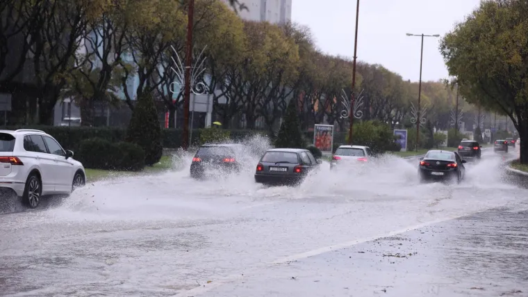 Stiglo upozorenje, moglo bi biti i gore: Ljudi se probijali kroz bujice, a tek stižu pijavice i tuča