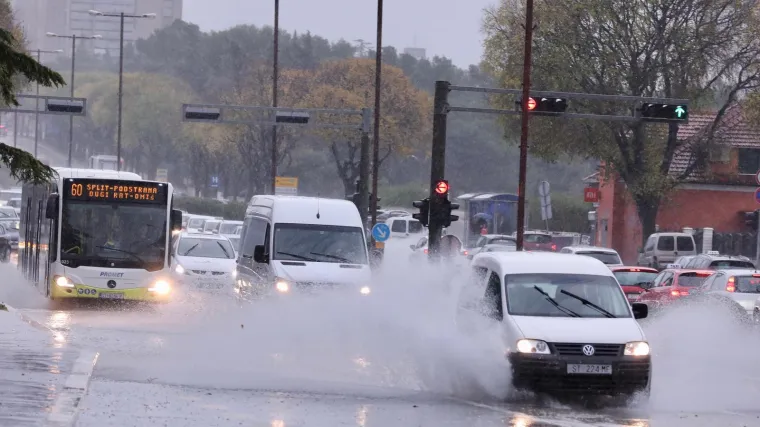 FOTO Split pod vodom! Automobili se probijaju kroz poplavljene ceste, DHMZ izdao upozorenje