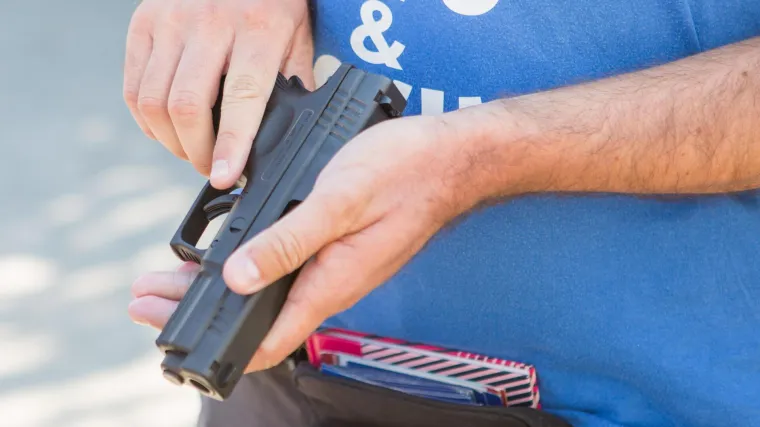 Mu&scaron;karac pucao iz svog stana u dvori&scaron;te u blizini kafića u kojem policajci često zalaze