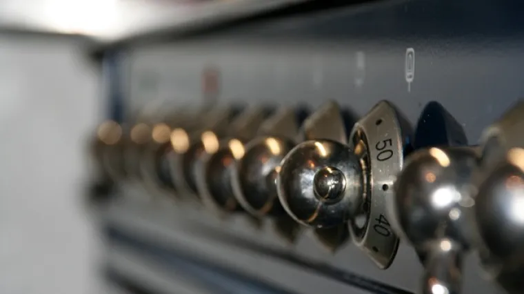 Kako pravilno i učinkovito očistiti pećnicu na struju iznutra s prirodnim sredstvima?