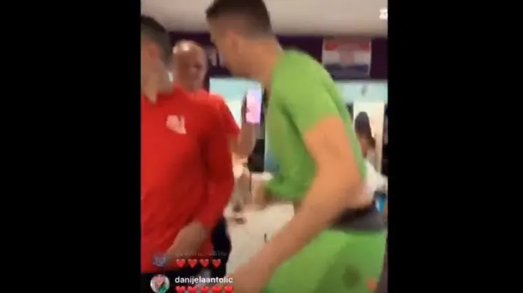 Pojavila se snimka slavlja: Slu&scaron;a se legendarni Dino Dvornik, a igrači pokazuju svoje plesne vje&scaron;tine