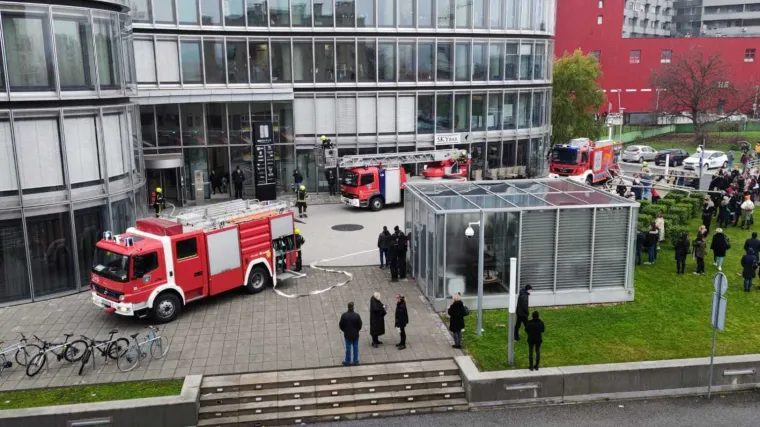 Tri vatrogasna vozila do&scaron;la pred Sky Office, velik broj ljudi iza&scaron;ao iz zgrade; Doznajemo &scaron;to je u pitanju...