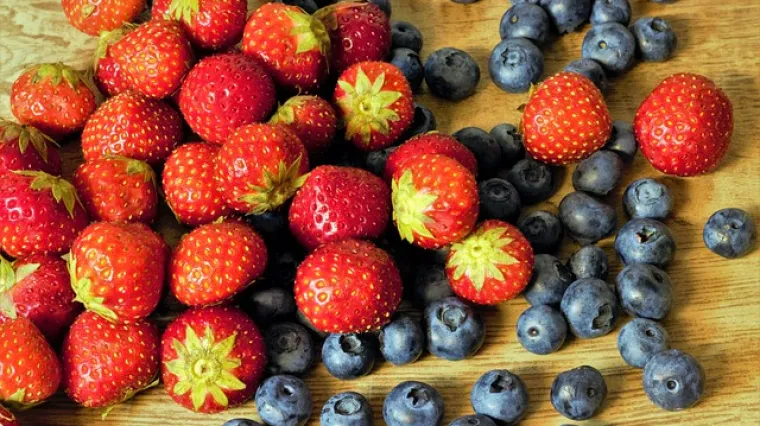 Preljev od &scaron;umskog voća i pudinga - recept i priprema