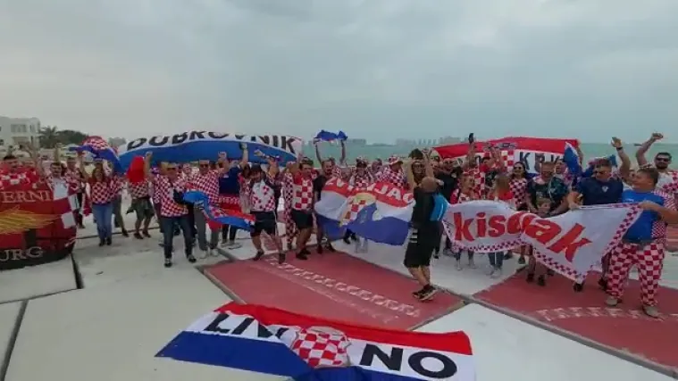 Hrvatski navijači pred hotelom u kojemu su smješteni Vatreni