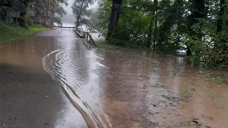 Zbog oborina i bujica Županijski centri zaprimili dojave o plavljenju podruma, sru&scaron;enim stablima..