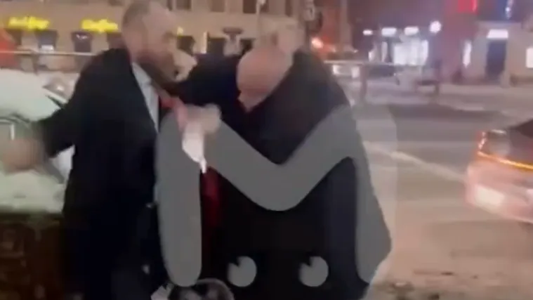 Poznati Rus koji podržava Putina naletio na pogre&scaron;nog: Napao lika s leđa, a onda je zavr&scaron;io otečenog lica