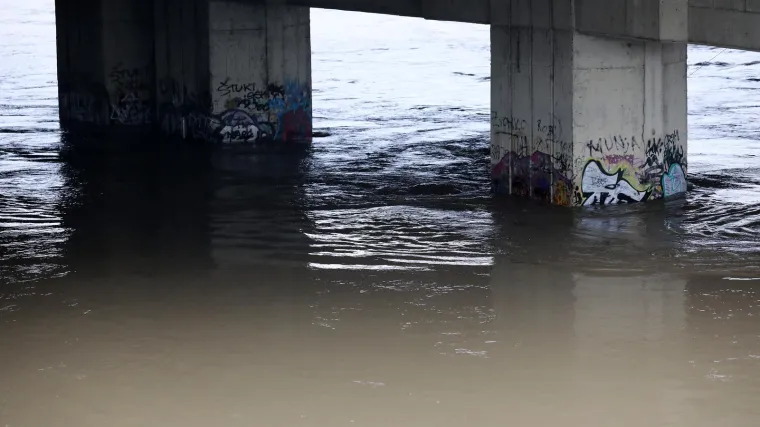 Rastu vodostaji rijeka na sjeverozapadu BiH. Ima poplavljenih kuća, pozivaju stanovnike na oprez