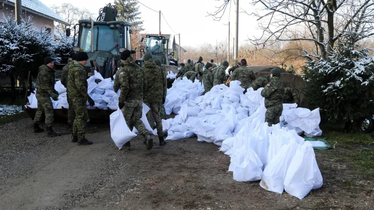 Hrvatska vojska pomaže u obrani od poplava, pogledajte kako kod Petrinje postavljaju branu
