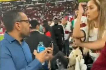 Nevjerojatne scene s utakmice Portugala: Luđak 'napao' Cristiana, branile su ga navijačice s tribina