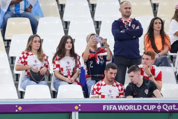 Gomila poznatih pojavila se na tribinama, tu su Modrićevi, Kranjčar, Šimunić, Albina, a 'hrvatska Meghan Markle' ukrala je svu pažnju