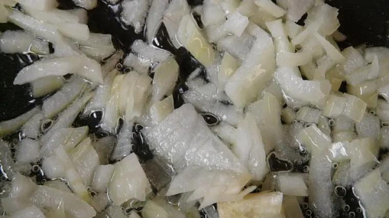 Dinstano meso na luku odlično glavno jelo za brzi i ukusan ručak