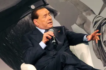 Berlusconi nogometašima: 'Ako pobijedite, dovest ću vam autobus pun prostitutki'