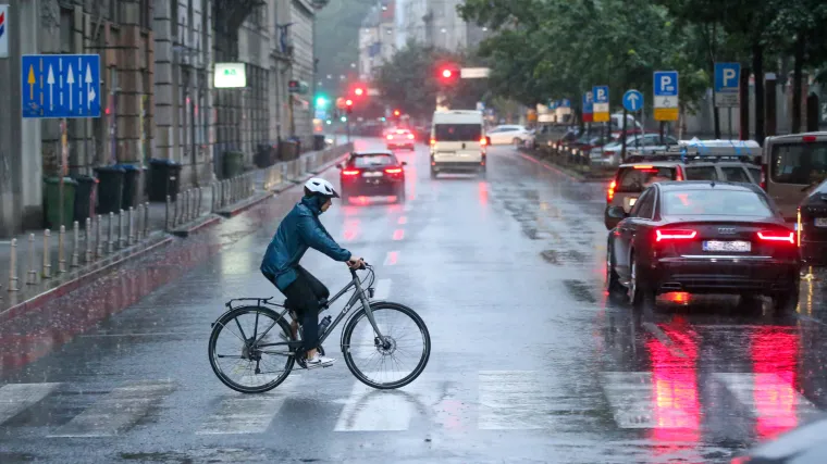 Ceste mjestimično mokre i skliske, u Gorskom kotaru i Lici ponegdje pada sije i ledena ki&scaron;a