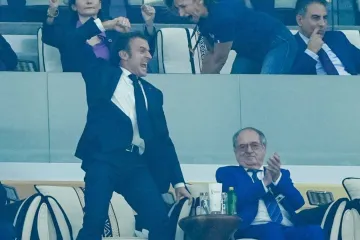 Prejak lik! Kamere uhvatile Emmanuela Macrona kako 'divlja' u loži za vrijeme spektakla na Al-Baytu: Pogledajte Infantinov izraz lica