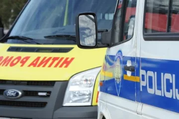 Vozač neoprezno izašao iz kamiona pa ga udario auto, liječnici se bore da mu spase život