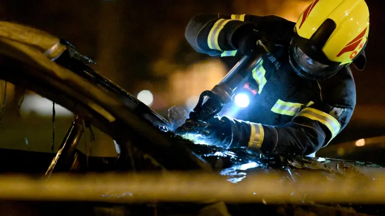 Izgorio BMW u zagrebačkoj Fernščici, susjedi pričaju o liku s fantomkom na glavi