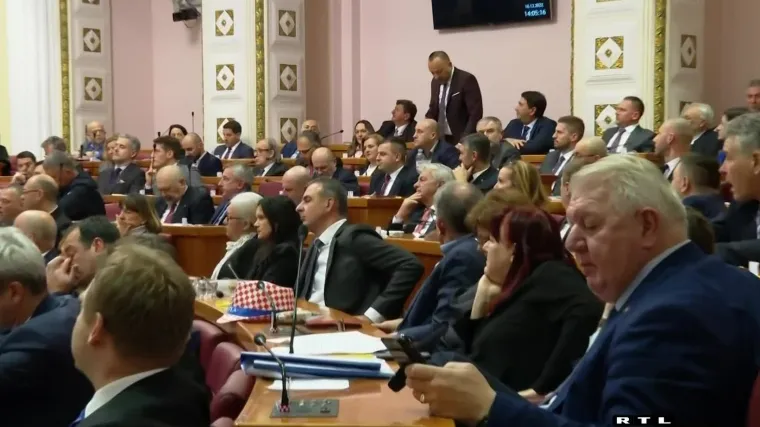 Rat u Saboru: '&Scaron;to ako Rusi izvedu bomba&scaron;ke napade?', 'Idite slaviti s Putinom i Vučićem!'