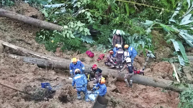 FOTO Grozne scene u Maleziji. Odronila se zemlja u kampu, umrlo 8 ljudi, traže se žrtve