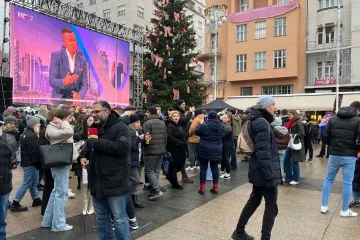 Glavni zagrebački trg obojen kockicama, ljudi se okupljaju prije povijesnog dvoboja za broncu