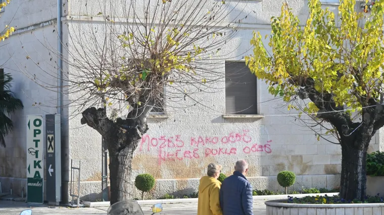 Kukasti križ, 'bando komunistička', 'neće&scaron; dokle oće&scaron;'. Diljem Makarske osvanule prijetnje