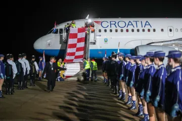 Nakon ovoga ćete ih voljeti još više. Pogledajte što su Dalić, Modrić i Kustić držali u rukama dok su izlazili iz aviona