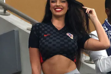 Evo što radi Ivana Knoll dok su Vatreni putovali u Hrvatsku. Na tribinama je i opet je napravila show, frajeri nisu mogli skinuti pogled s nje