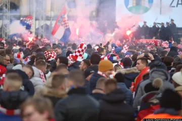 Pogledajte kadrove prepunog trga, navijači očekuju dolazak Vatrenih
