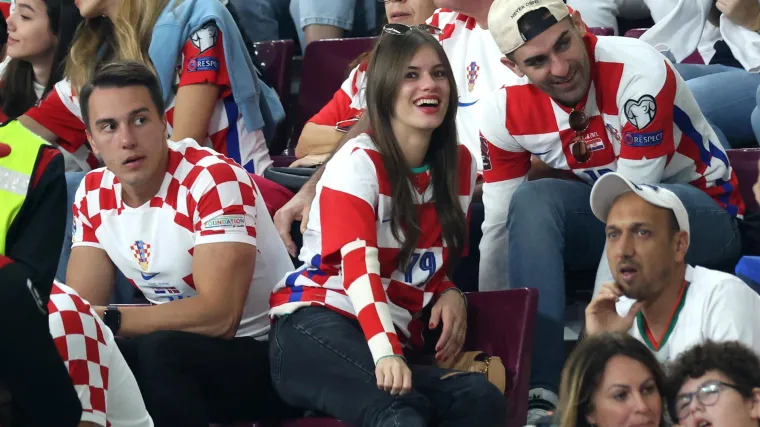 Prelijepa sestra Borne Sose itekako je plijenila pažnju na tribinama, a s njoj je navijala i djevojka mladog reprezentativca