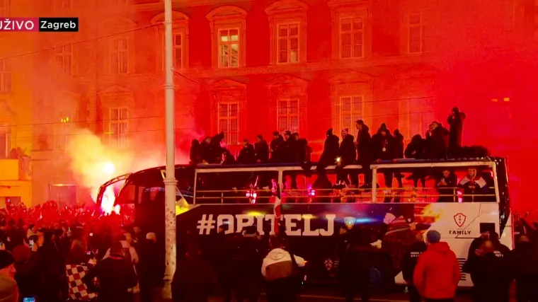 VIDEO Reprezentativci stigli na trg! Ore se stihovi 'Ovdje nitko nije normalan'