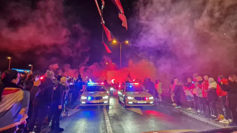 FOTO/VIDEO Evo kako 'brončana kolona' reprezentativaca izgleda iz perspektive MUP-a