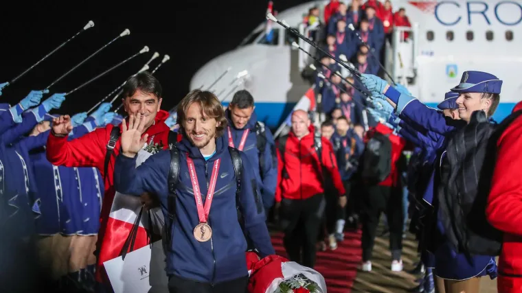 VIDEO Vatreni sletjeli u Zagreb. Dočekali su ih i darivali čelnici, a oni dijelili autograme