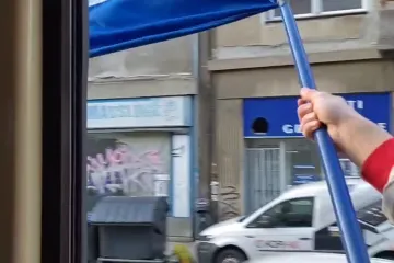 Zagrijava se atmosfera u Zagrebu uoči dolaska Vatrenih, pogledajte što je snimljeno u jednom tramvaju