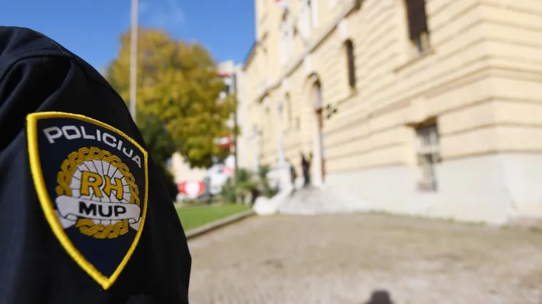 Dok se u Hrvatskoj slavilo osvajanje bronce Vatrenih, mu&scaron;karcu u Rijeci pozlilo u autu: Policajci mu spasili život!