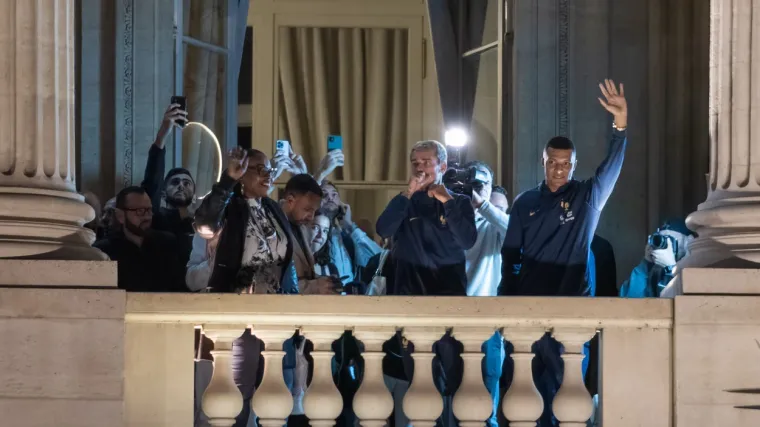 Prvo objavili da je doček otkazan, a onda Francuze dočekali deseci tisuća ljudi