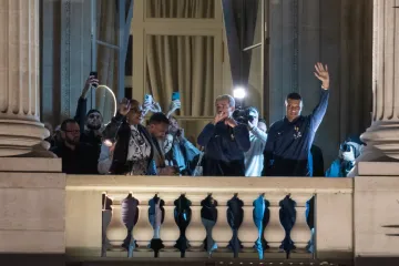 Prvo objavili da je doček otkazan, a onda Francuze dočekali deseci tisuća ljudi