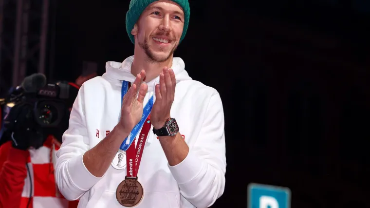 Peri&scaron;ić dočekan u Omi&scaron;u. 'Bili smo u Zagrebu pa Splitu, ali tu...tu sam proveo prve godine'