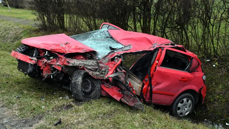 Tegljač natovaren trupcima poku&scaron;ao izbjeći sudar ali bilo je prekasno: Vozač auta se bori za život