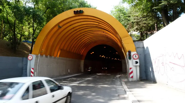 Netko je iz plinskog pi&scaron;tolja pucao u strop Marjanskog tunela! Splitska policija ga traži!