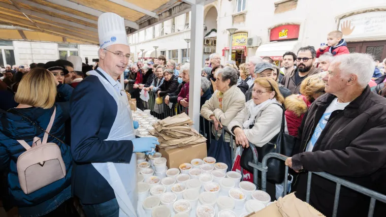 Proslava Badnjaka na jugu: Splićanima podijelili bakalar iz 'teće' od 2,6 metara, pjevao zbor