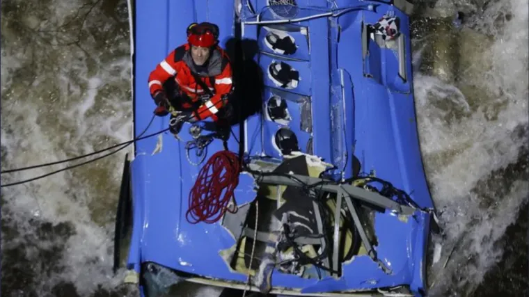 Autobus pao s mosta i sletio u rijeku - najmanje troje mrtvih i četiri nestale osobe