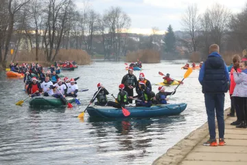 Stotinjak raftera zaveslalo je Mrežnicom na tradicionalnom raftingu. Dobro, neki su se i okupali...