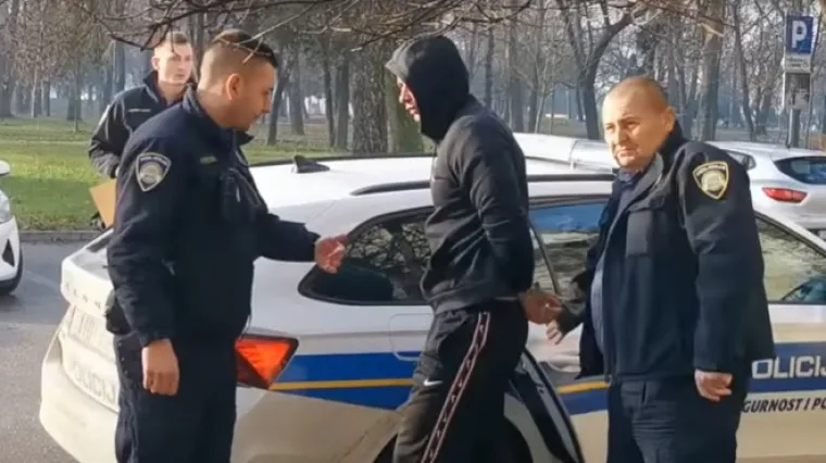 Ovo je vojnik koji se iživljavao na mladiću odjevenom u Djeda Mraza; Majka mu ispred suda poručila: 'Ne govori ni&scaron;ta...'