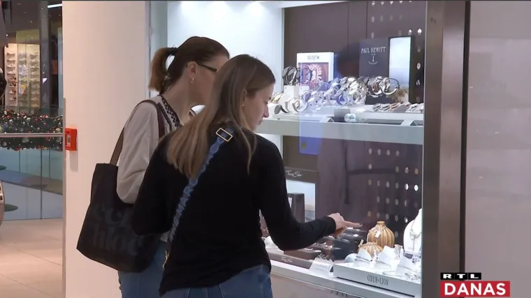 Rekordne potrošnje za Božić, krenula sezonska sniženja. Isplati li se skup šoping?