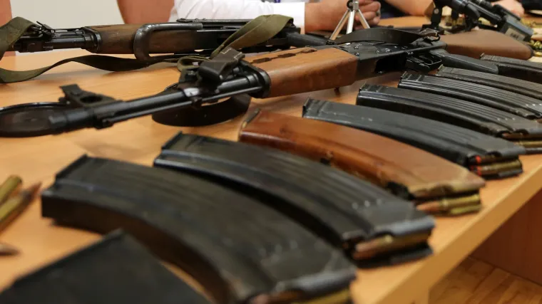 Prijetio ženi, pa mu policija doma našla strojnice, gomilu municije, granate, eksploziv…