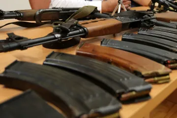 Prijetio ženi, pa mu policija doma našla strojnice, gomilu municije, granate, eksploziv…