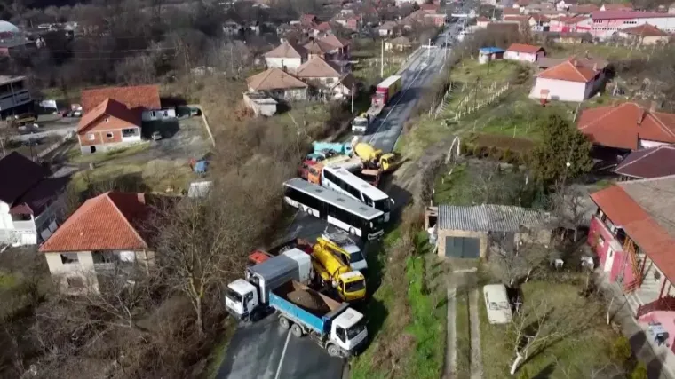 Međunarodne snage traže od Srbija da ubrzaju uklanjanje barikada