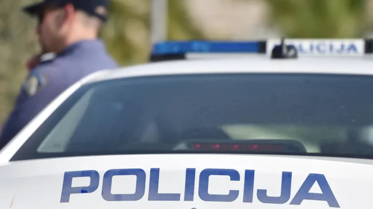 Strava u Rijeci: Mu&scaron;karac iz auta iza&scaron;ao s pu&scaron;kom. Policija ga privela