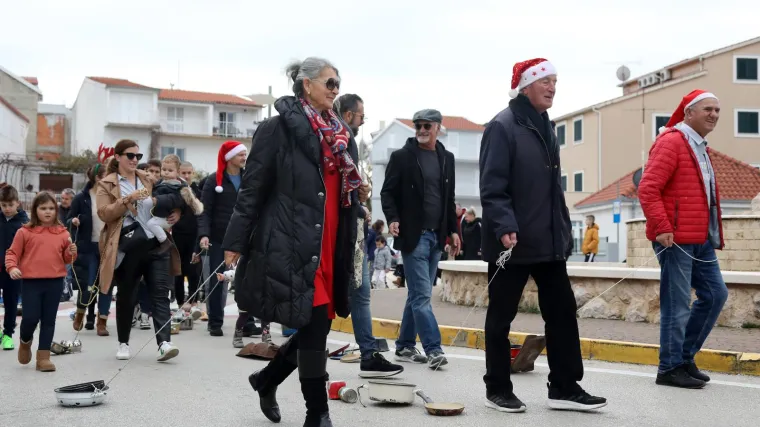 FOTO Hrvati dočekali Novu godinu u podne. U Primo&scaron;tenu tradicionalno potezanje Stare