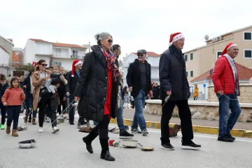 FOTO Hrvati dočekali Novu godinu u podne. U Primoštenu tradicionalno potezanje Stare