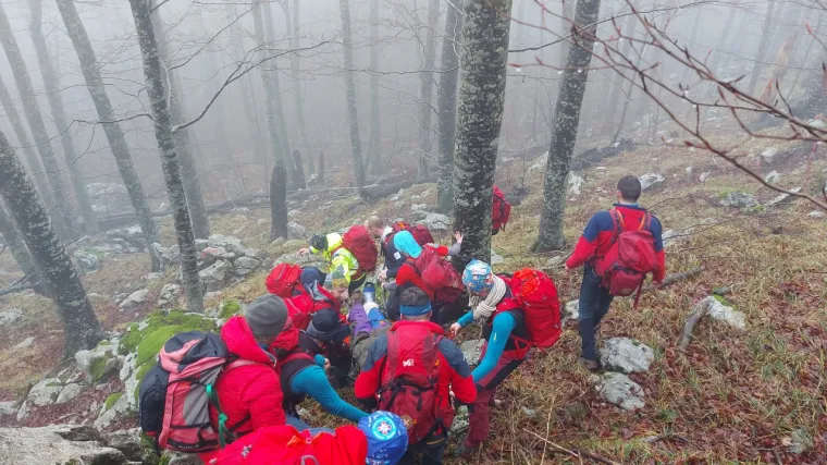 Na južnom Velebitu 25 gospićkih HGSS-ovaca spašavalo planinarku na Silvestrovo